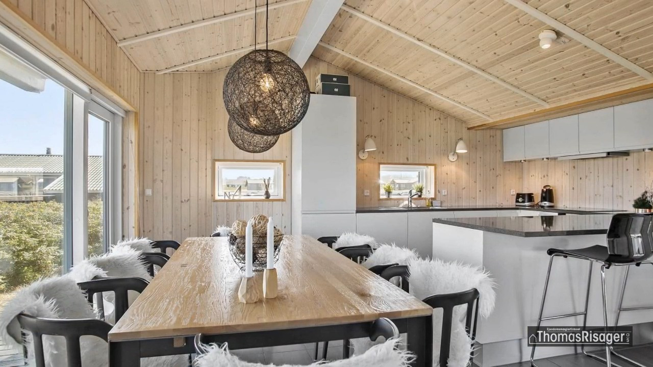 Lækkert sommerhus med panoramaudsigt hos ejendomsmæglerfirmaet Thomas Risager A/S