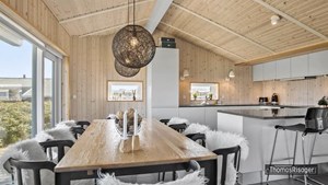 Lækkert sommerhus med panoramaudsigt hos ejendomsmæglerfirmaet Thomas Risager A/S