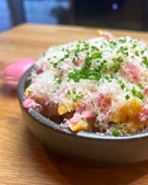 Prøv de populære rosa pommes hos Café Bryggen