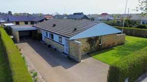 Velplaceret villa i Sæby byder på mange muligheder