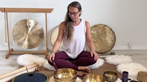 Mindful yoga og lydbad: En rejse til indre ro i Hammel