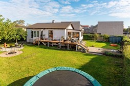 Båringvej 2 og 2 andre boliger er kommet til salg denne uge i Kastrup - se boligerne her.