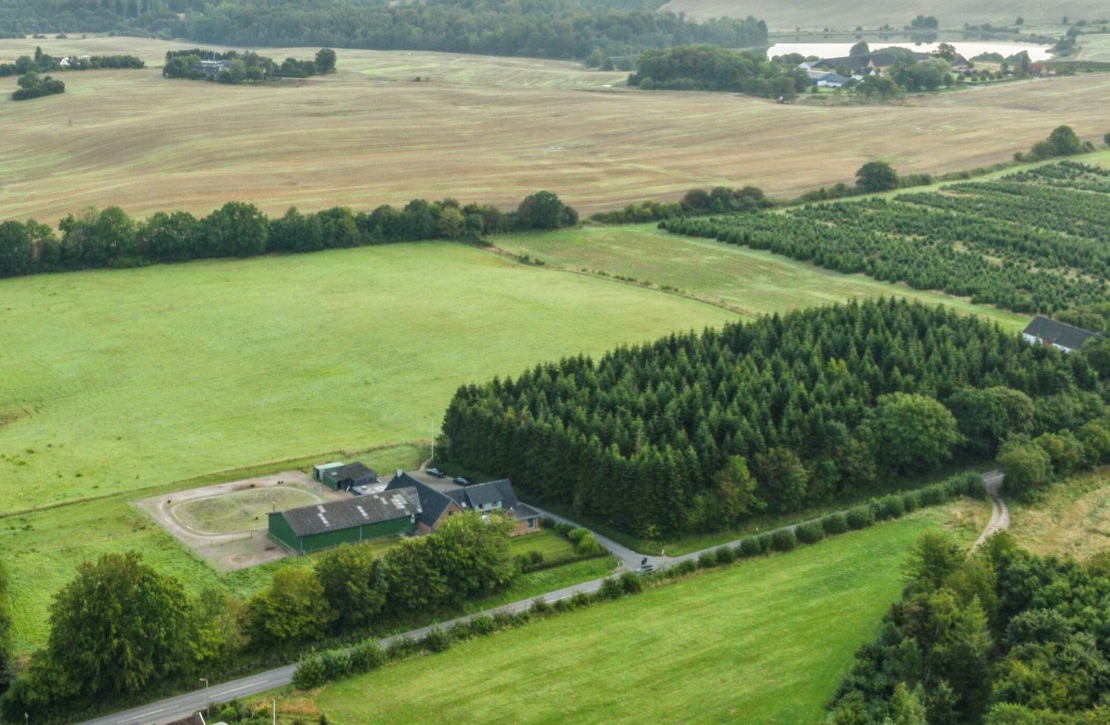 Indbydende og rummelig ejendom i naturskønne omgivelser