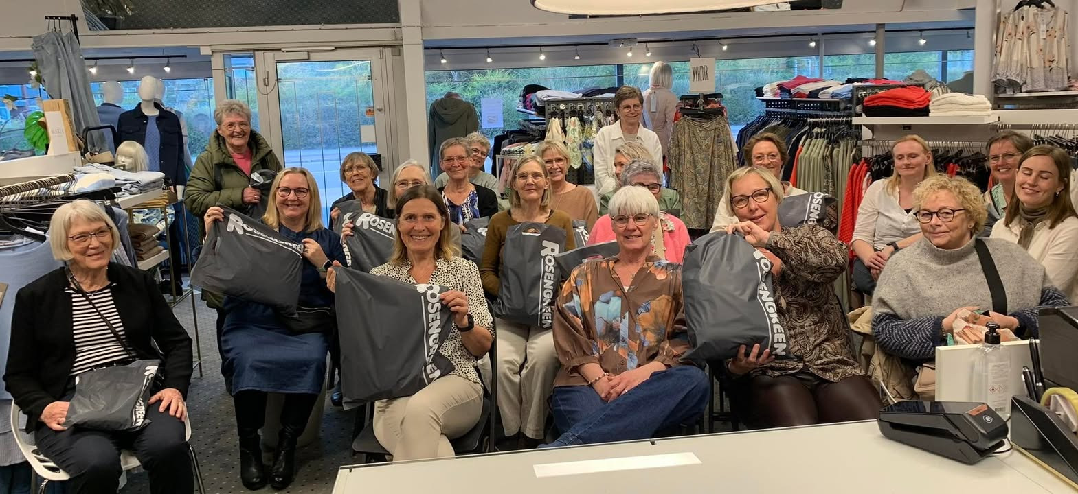 Rosengreen takker Alice og veninderne for besøg og stylingoplevelse