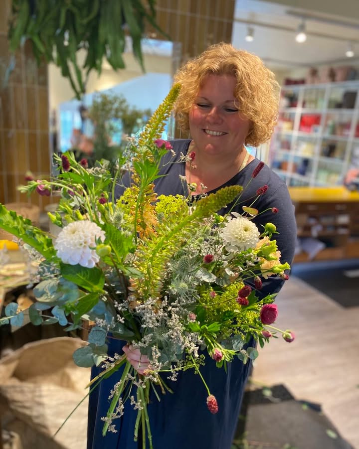 Florist Pernille DB ønsker god weekend og informerer om sommertid åbningstider