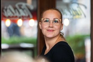 Tia Gath Vilen: Værtinde med en passion for gæstfrihed hos Café Tidslös