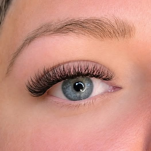 Bangs Beauty tilbyder W Lashes med fylde, volumen og et flot look i længere tid