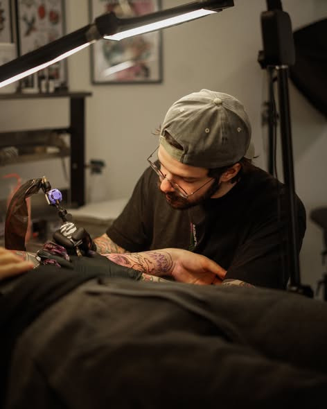 Mød Bar: Din ekspert i anime tattoos hos Tattoo Studio 96 i Aarhus og Aalborg