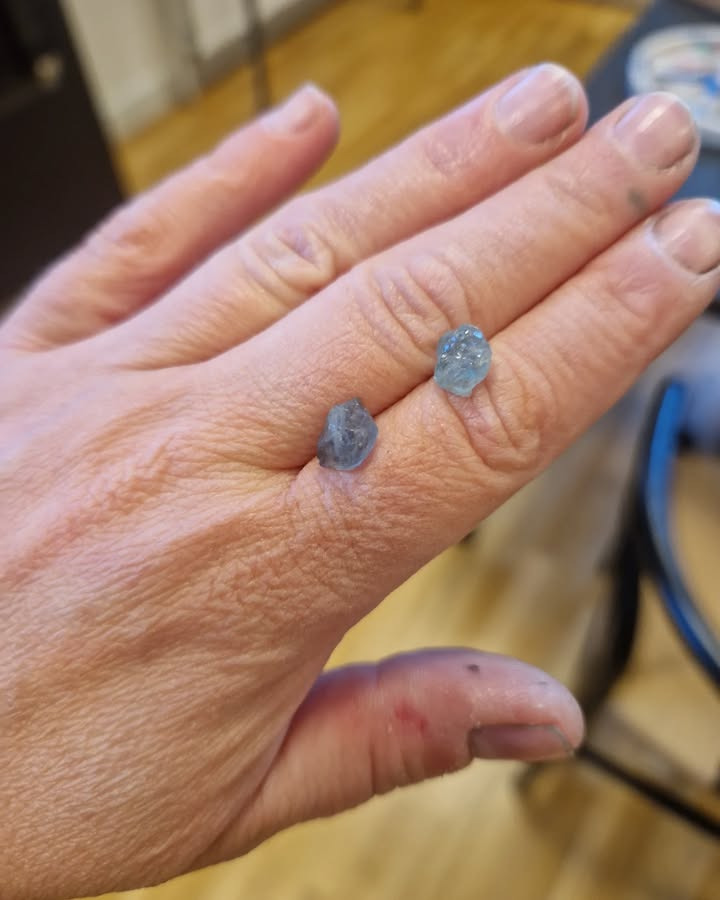 Guldsmed Ø præsenterer nye rå ædelsten og koraldråber til smykkedesign