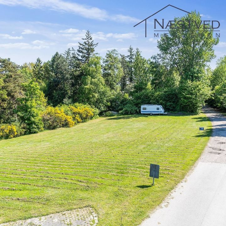 Næstved Mægleren ApS tilbyder stor fritidsgrund nær Svinø Strand til 225.000 kr.