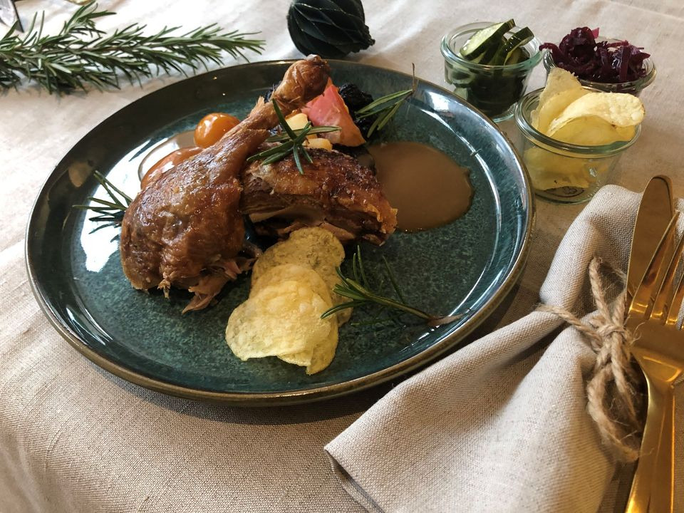 Nyd mortensaften 2024 med Helles Køkken ApS: Saftig andesteg og gammeldags æblekage til afhentning