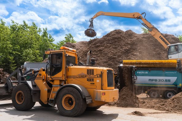 Skovbygaard A/S deler aftenbilleder fra dagens arbejde med genanvendelse