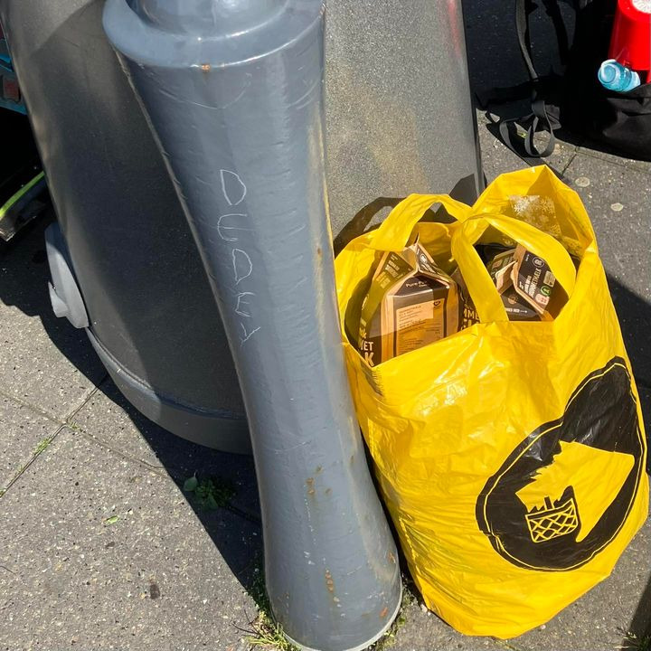 MENY Hjerting beder mand om at fjerne efterladt affald foran butikken