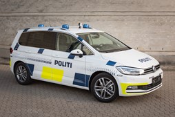 Voldsomt overfald på kvinde i Holeby: Manden kaster bradepande, glasvase og køkkenkniv efter politiet