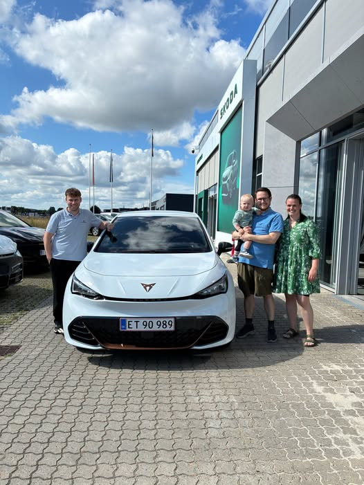 Autocentralen Viborg leverer en CUPRA Born til Mikkel og Anette