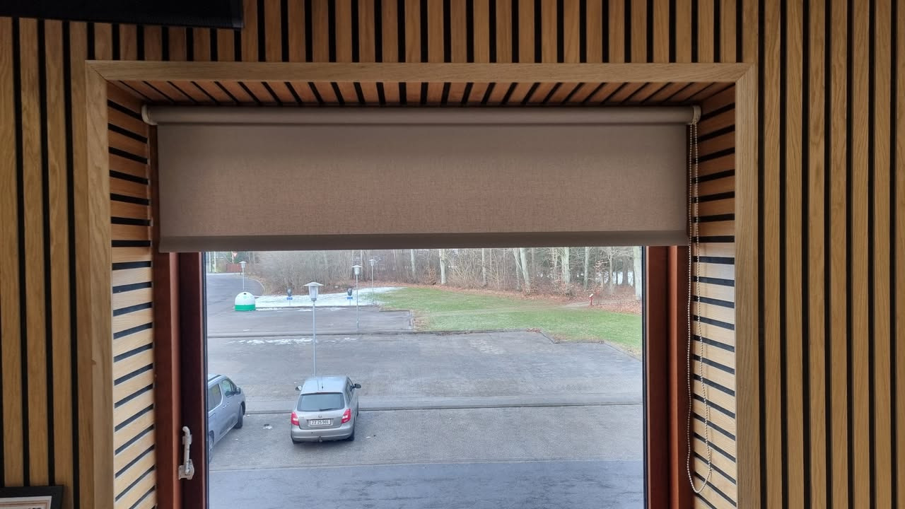 Høj Data ApS monterer rullegardiner i Bjergby Mygdalhallen