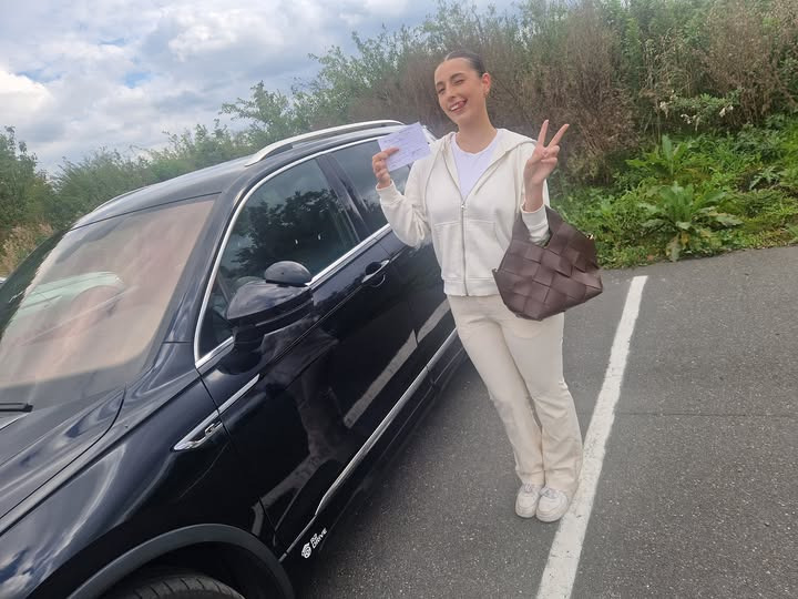 R2 Drive fejrer Daria for at bestå kørekortet i første forsøg