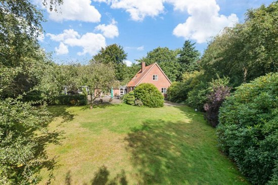 Charmerende landsted i usædvanligt smukke rammer nær togstation og indkøb