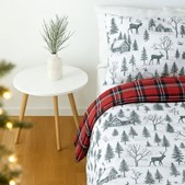 Få julestemning i soveværelset med MENY Gl. Skagensvejs sengetøj med juleprint