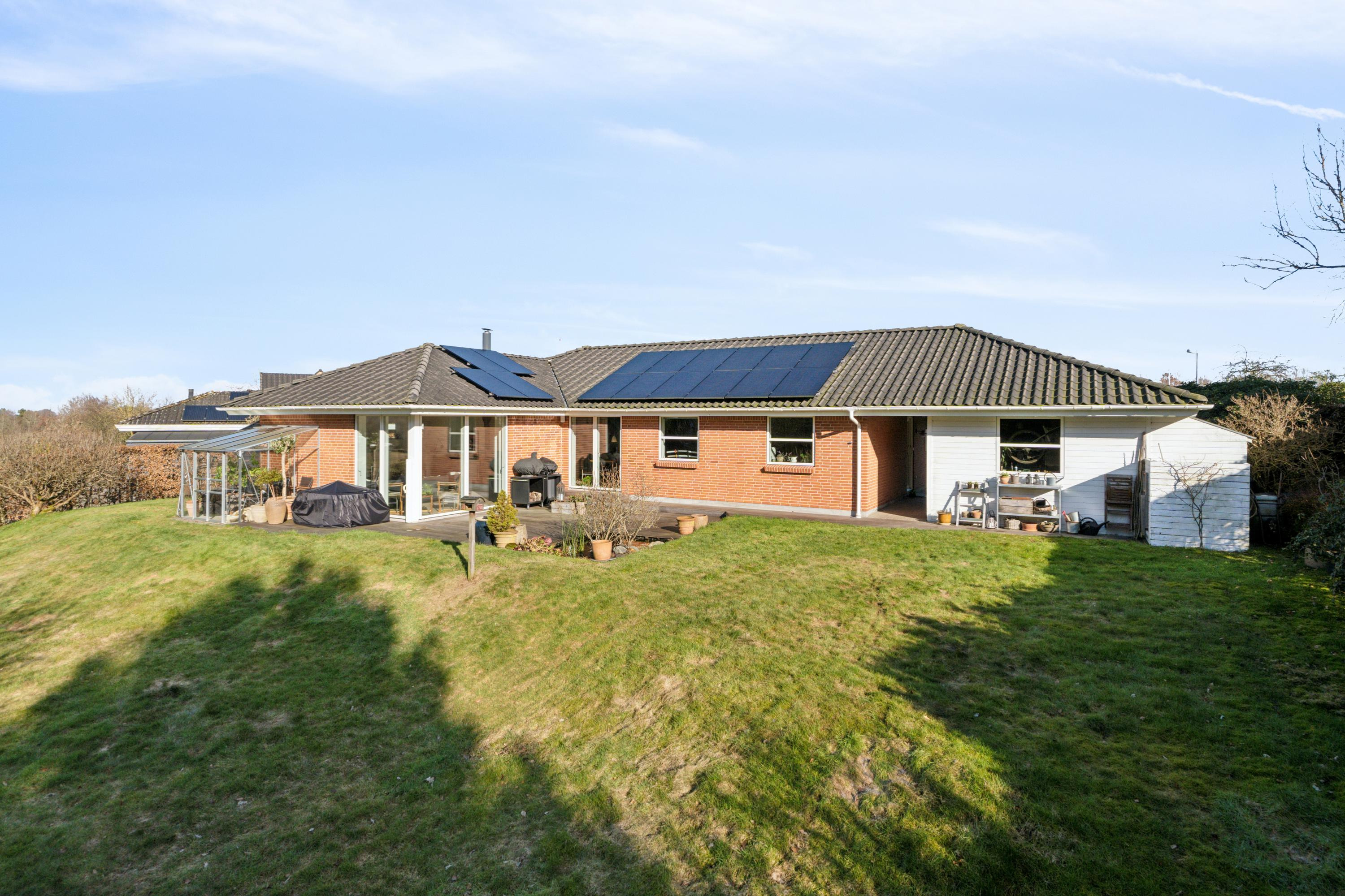 Til salg hos Realmæglerne Silkeborg v/Connie Halberg: Spændende villa beliggende med skoven i baghaven