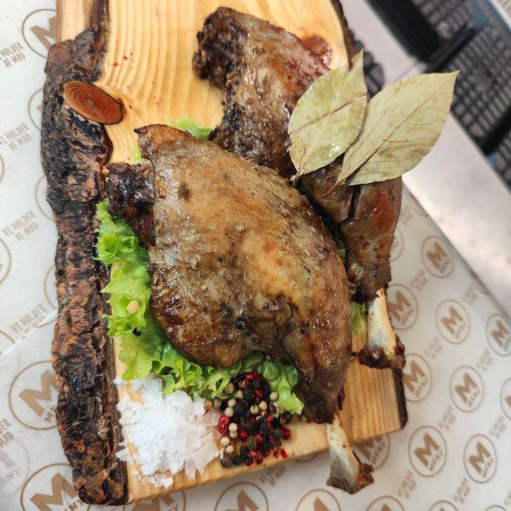 Menyk Hjerting byder på hjemmelavet Confit De Canard til Mortensaften