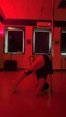 Liudmyla Jensen mestrer benbevægelser i Sexy Pole Dance undervisning