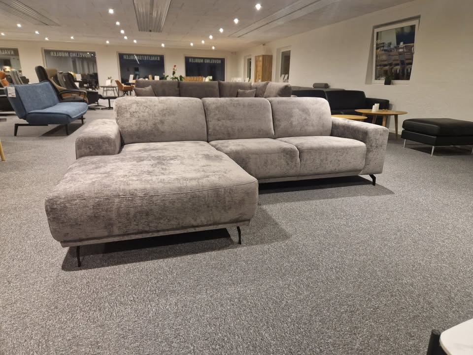 Hovelind Møbler tilbyder nyt sofadesign med chaiselong i tre størrelser og flere stoftyper til tilbudspris