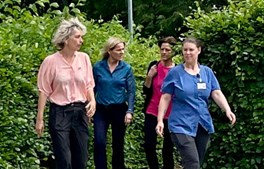 Faste teams i Syddjurs ældrepleje fik besøg af ældreminister og ældreordfører