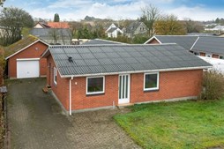Centralt beliggende i Østervrå og med dejlig stor garage på 54 m2