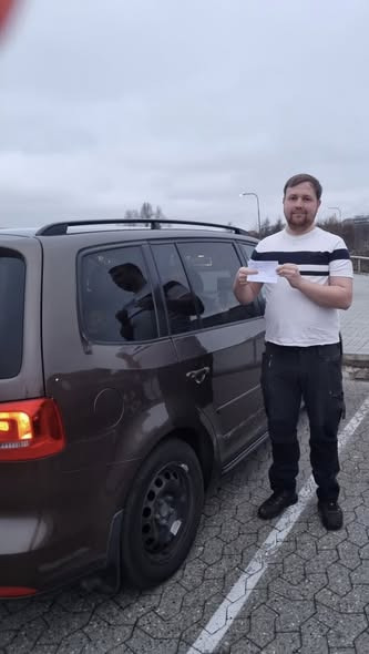 Kenneth Sand Køreskole fejrer elever, der består køreprøven i første forsøg