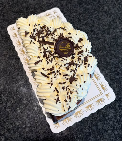 Nordbyens Bageri har ny mandagskage med citronmåne og fløde til 65 kr.