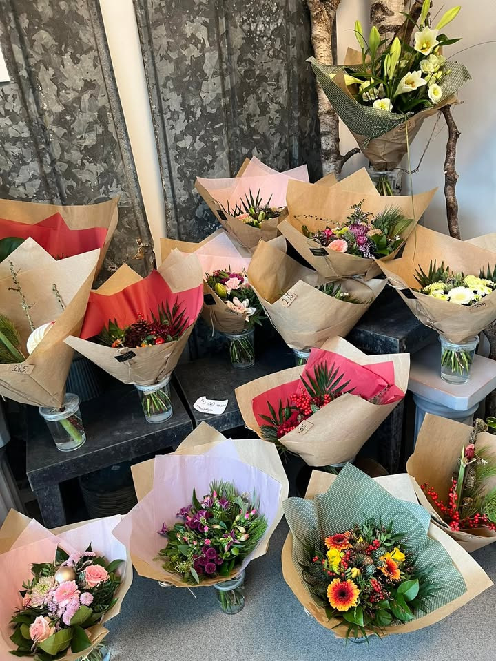 Vestergades Blomster ApS tilbyder selvbetjening med friske buketter og kirkegårdsartikler i weekenden