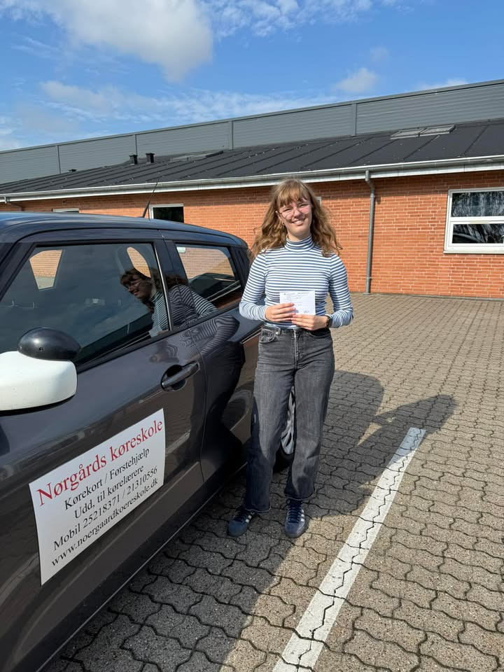 Nørgaards Køreskole fejrer endnu en elev med nyerhvervet kørekort