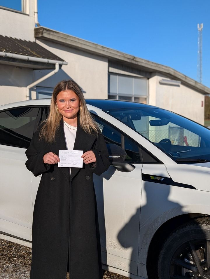 Kathrine Vernersen består køreprøven hos Frisdal Køreskole I/S