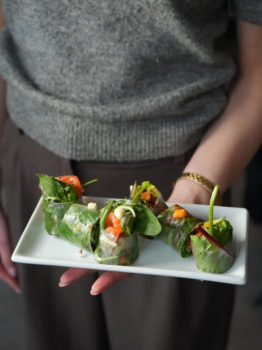 Yumi Aalborg præsenterer frisk rispapirrulle med laks