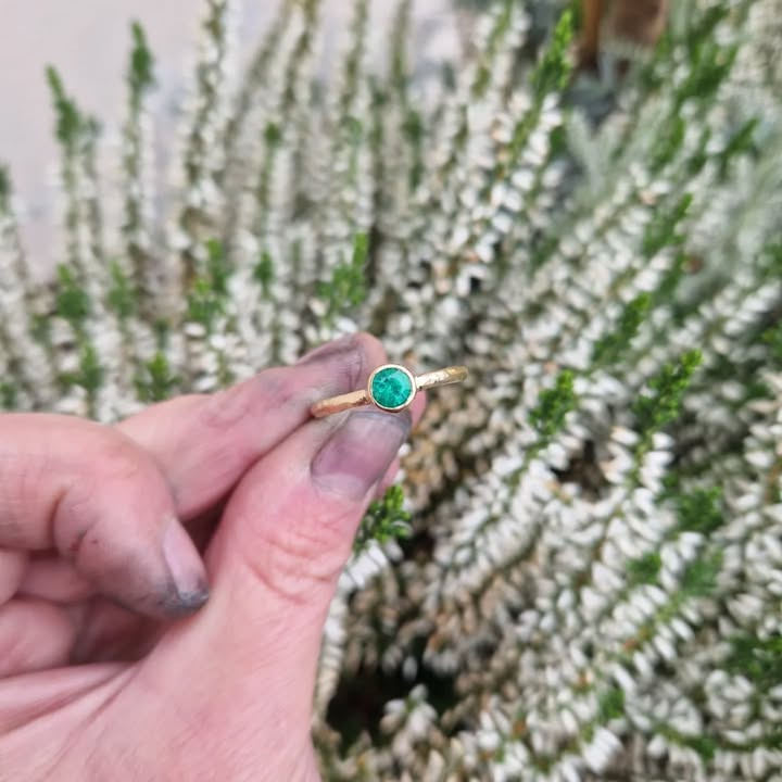 Guldsmed Ø fremhæver love for den grønne smaragd og tilbyder smykker og løse sten