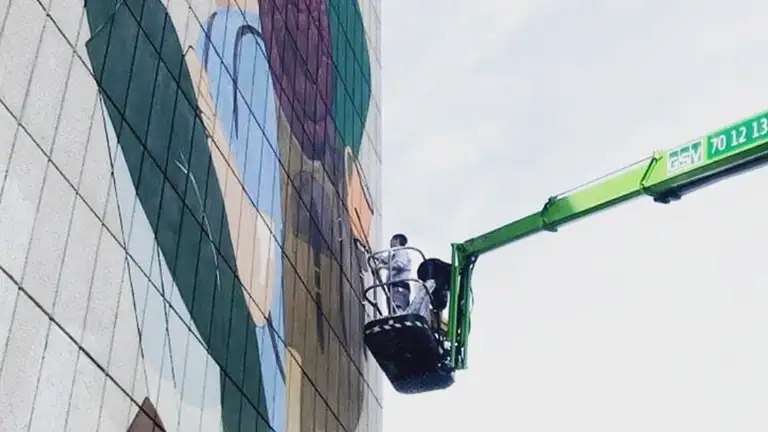 Grenaa Bibliotek markerer 150-års jubilæum med spektakulært gavlmaleri af Jakob Tolstrup