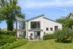 Bakkevej 2A og 1 anden boliger er kommet til salg denne uge i Snekkersten - se boligerne her.