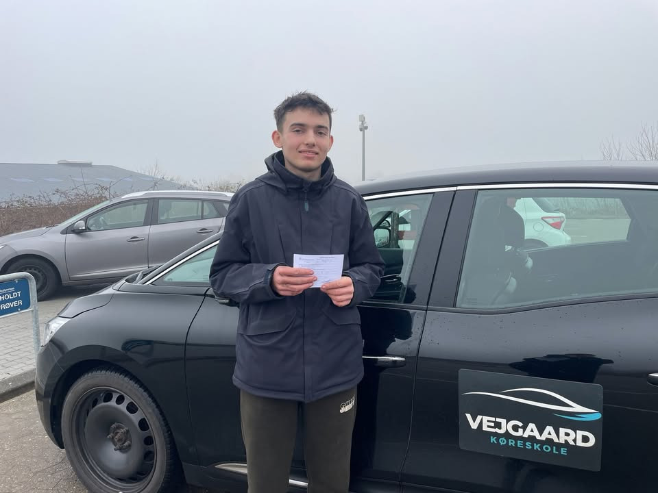 Mads bestod begge prøver i første forsøg hos Vejgaard Køreskole v/Morten Rode
