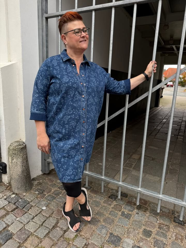 Only Curves præsenterer alsidig denimkjole med blomsterprint