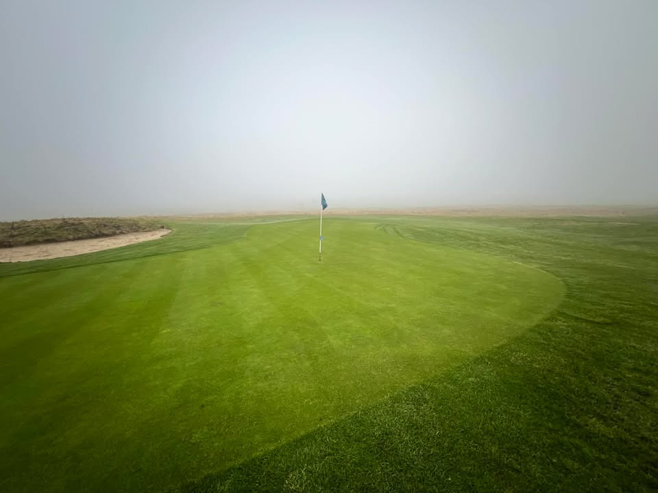 StensballeGaard Golfklub melder om nyklippede greens og tilladte golfbiler til din næste runde