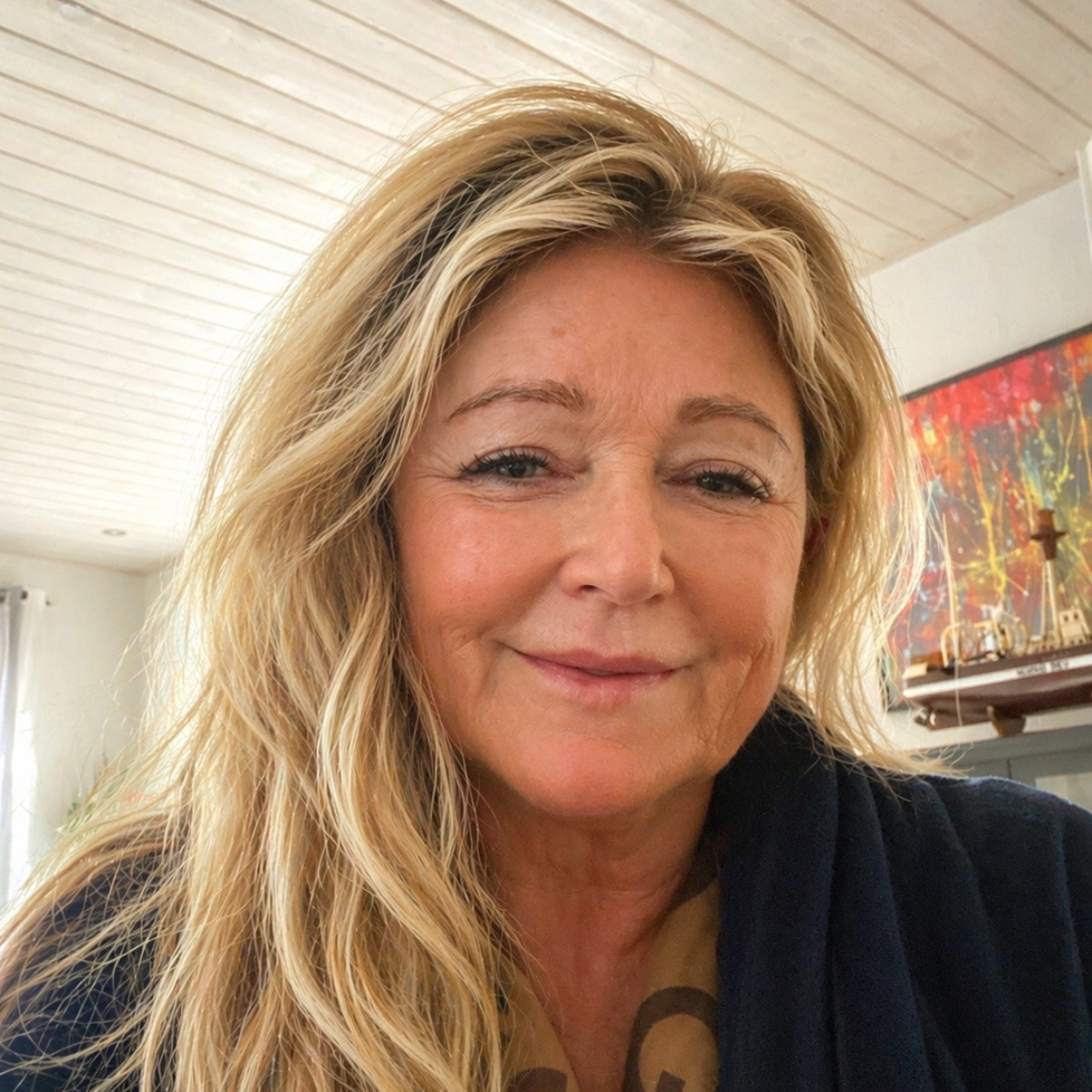 Kirsten Vinther nyder naturen, havnen og butikkerne i Hals
