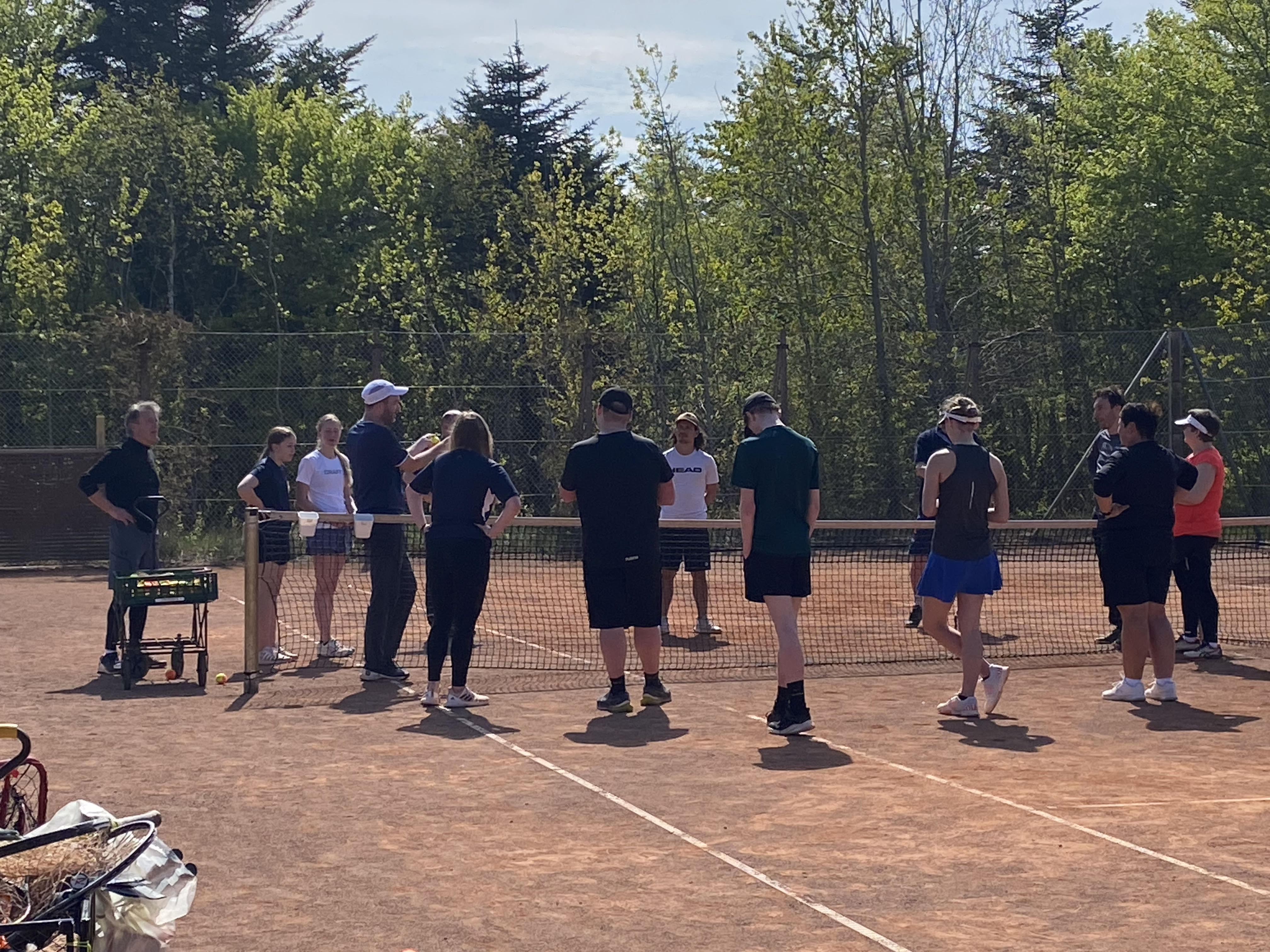 Unge træner unge: Tennis- og padeltræning i Hirtshals