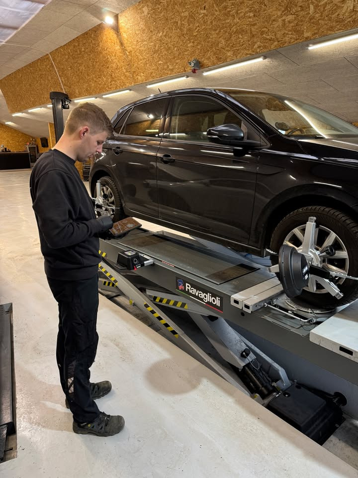 Autotekniker Kim Skytthe forklarer vigtigheden af 4-hjulsudmåling