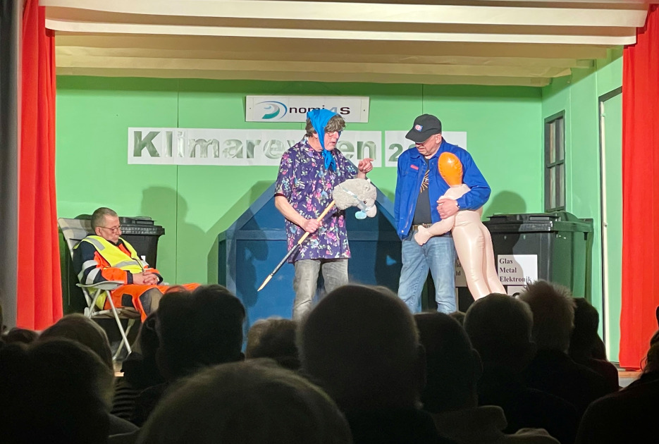 Klimarevy i Sydvestsalling blander humor og refleksion for grøn omstilling