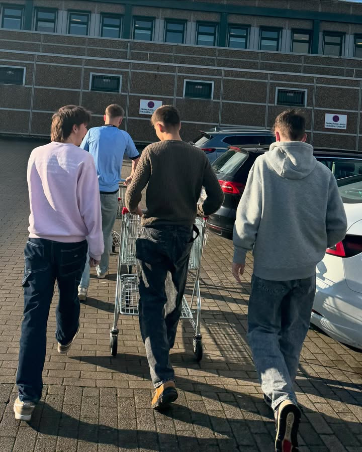 Fire venner klarer køreprøven i første forsøg hos Din og Min Køreskole