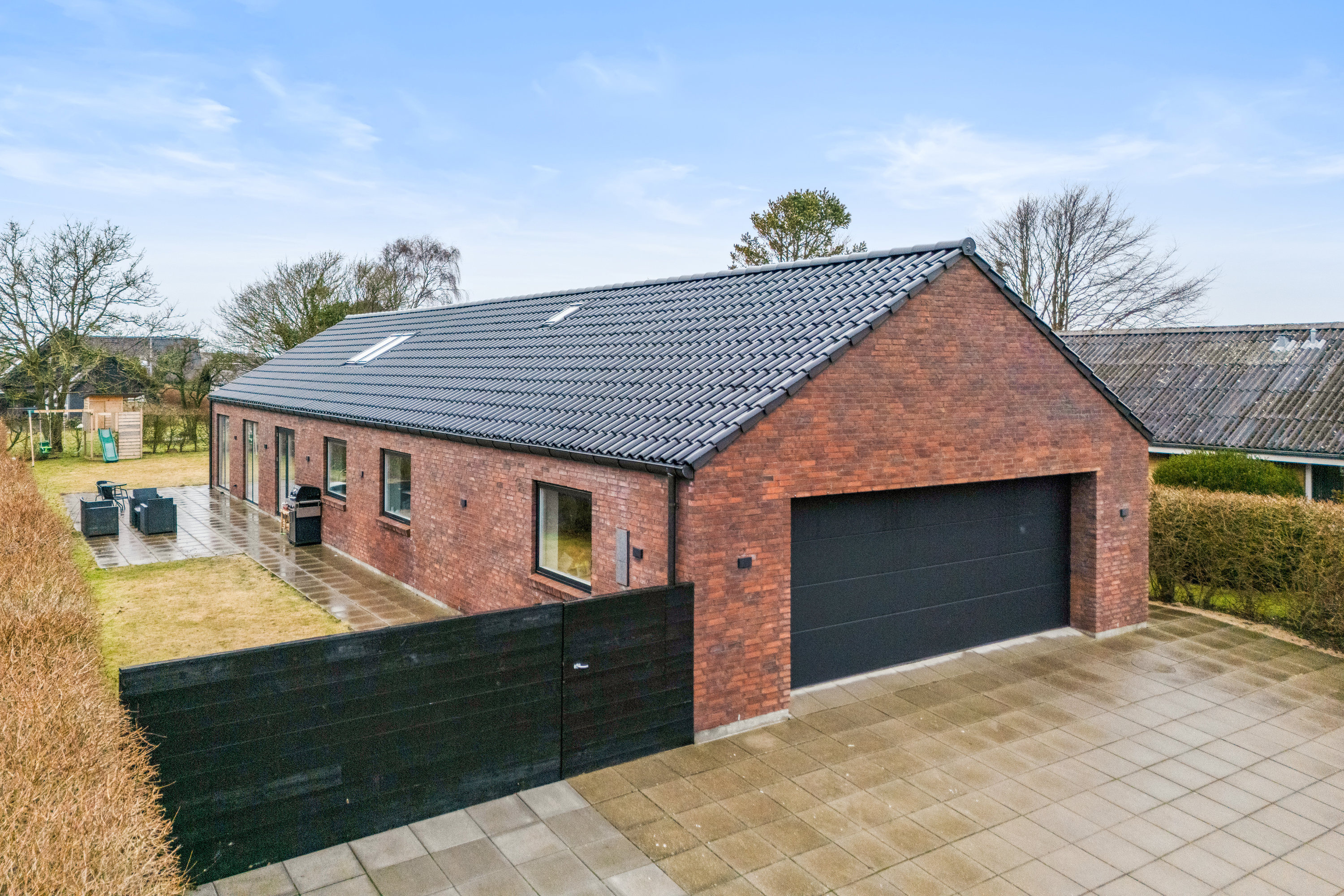 Moderne familievilla med stor garage og sydvendt have i Brønderslev