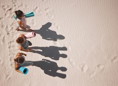 Yoga under åben himmel med Freja Corell i Hvide Sande