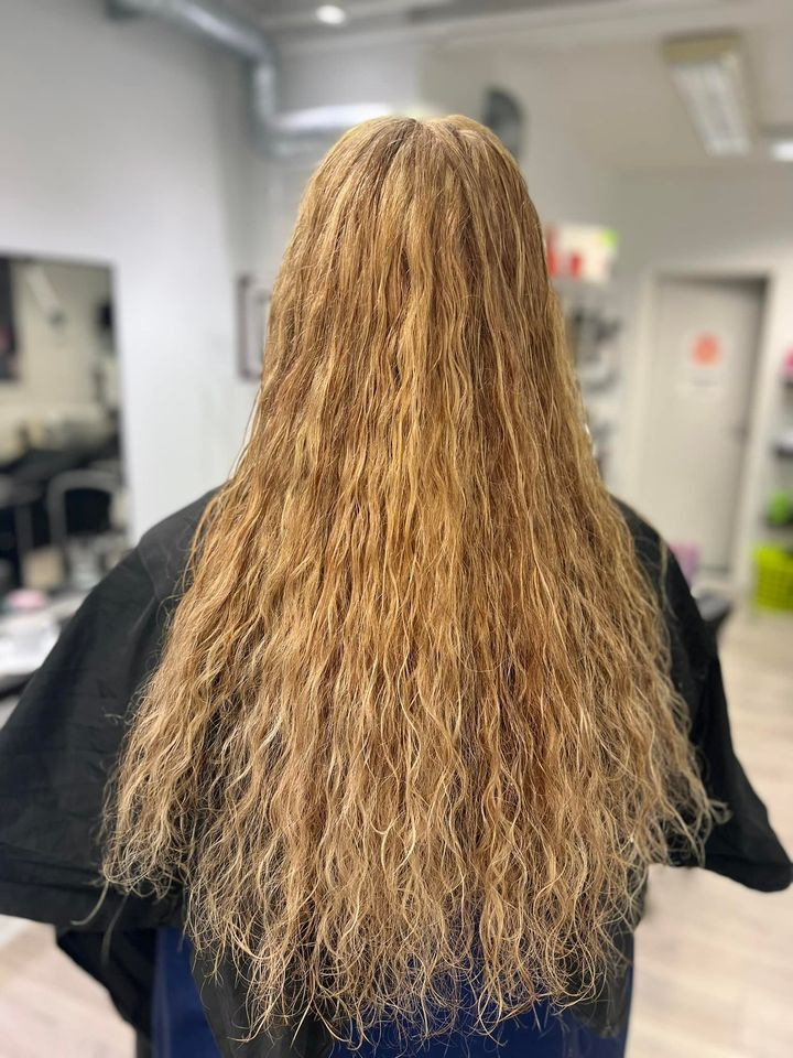 KARMA Frisør & Skønhedsklinik viser imponerende forvandling fra hjemmefarvning til naturlig hårfarve