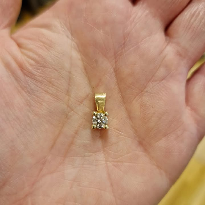 Kunde hentede klassisk diamantvedhæng fra Guldsmed Ø